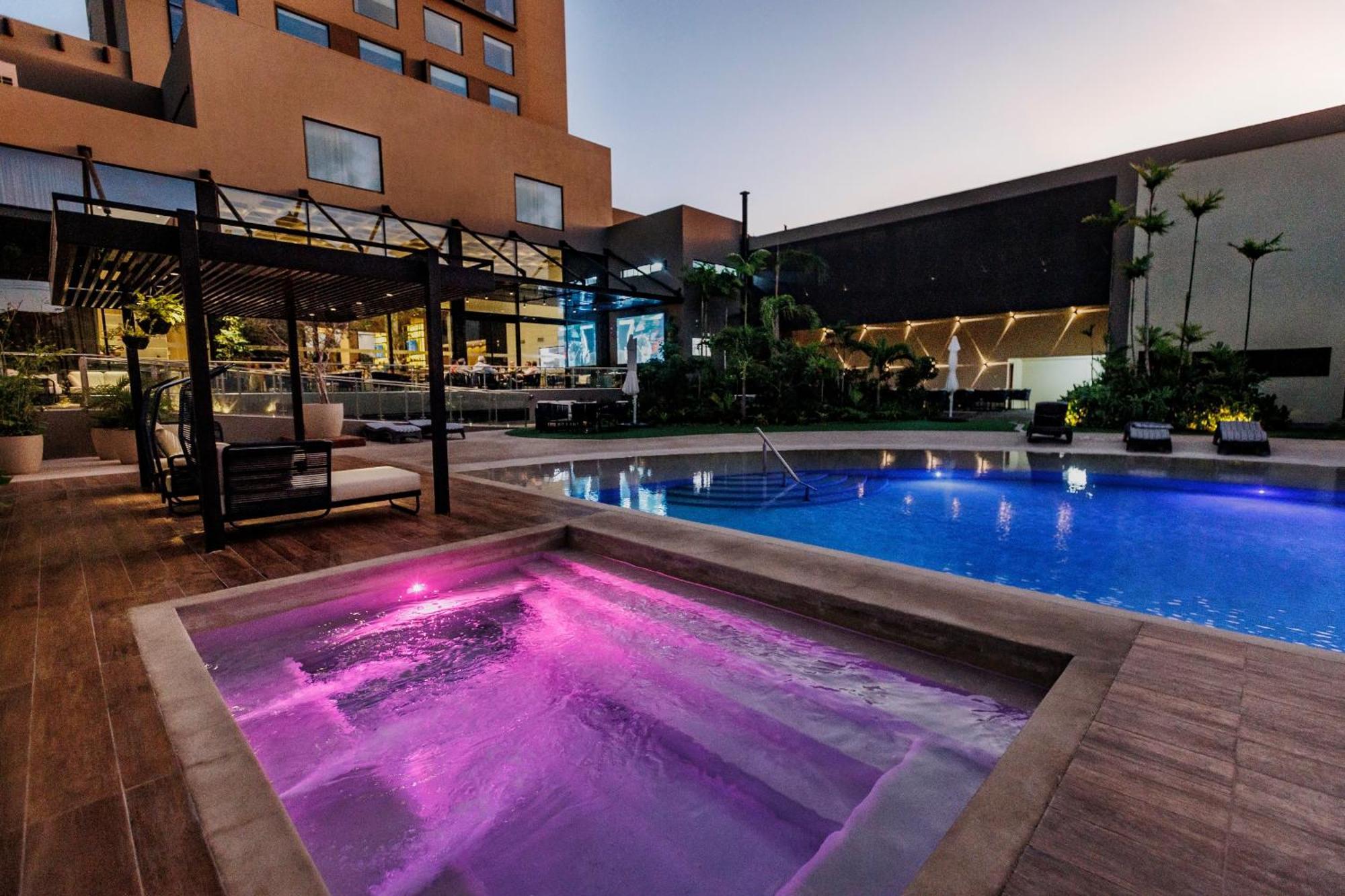 Novotel ซานตาครูซเดอลาเซียร์รา ภายนอก รูปภาพ